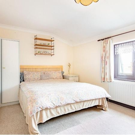 Spacious Room 2 Mins From Station London Bagian luar foto