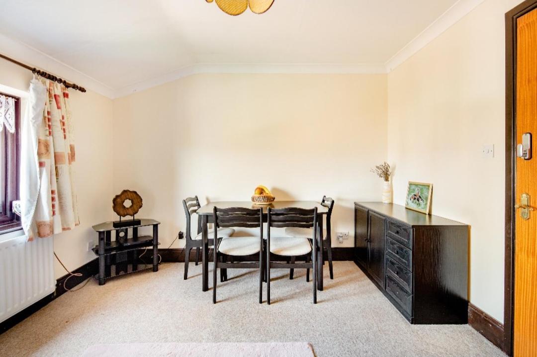 Spacious Room 2 Mins From Station London Bagian luar foto