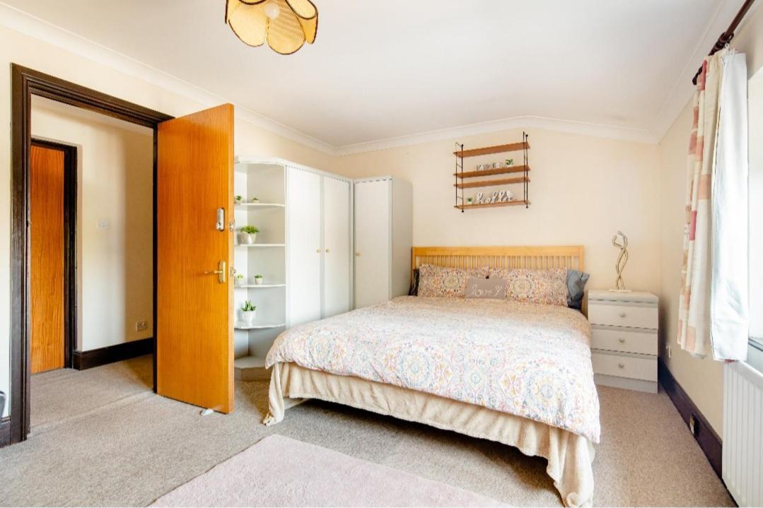 Spacious Room 2 Mins From Station London Bagian luar foto