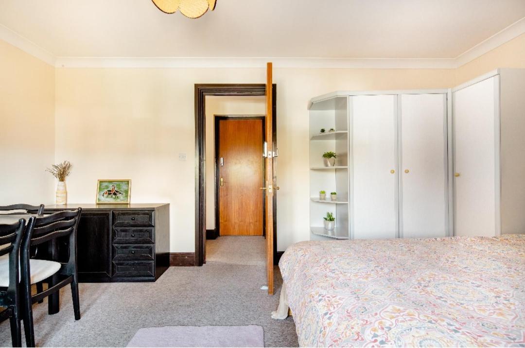 Spacious Room 2 Mins From Station London Bagian luar foto