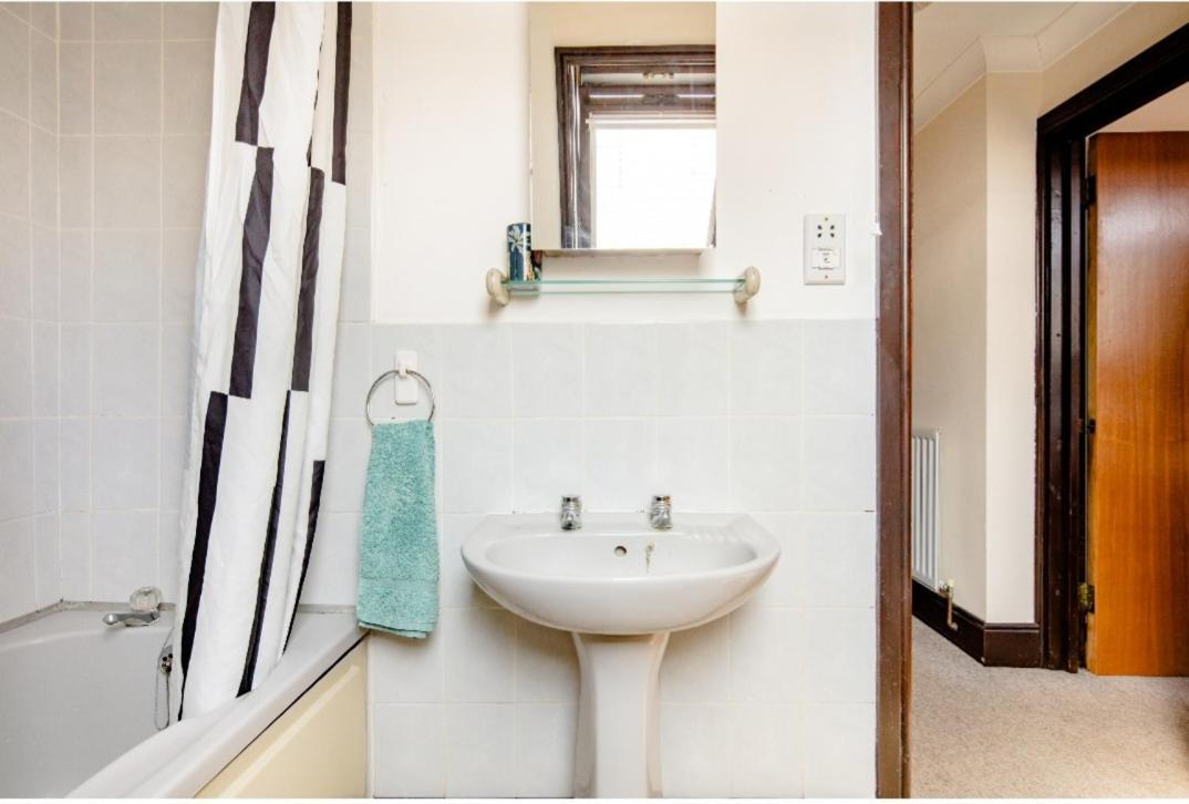 Spacious Room 2 Mins From Station London Bagian luar foto
