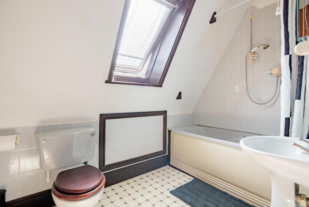 Spacious Room 2 Mins From Station London Bagian luar foto